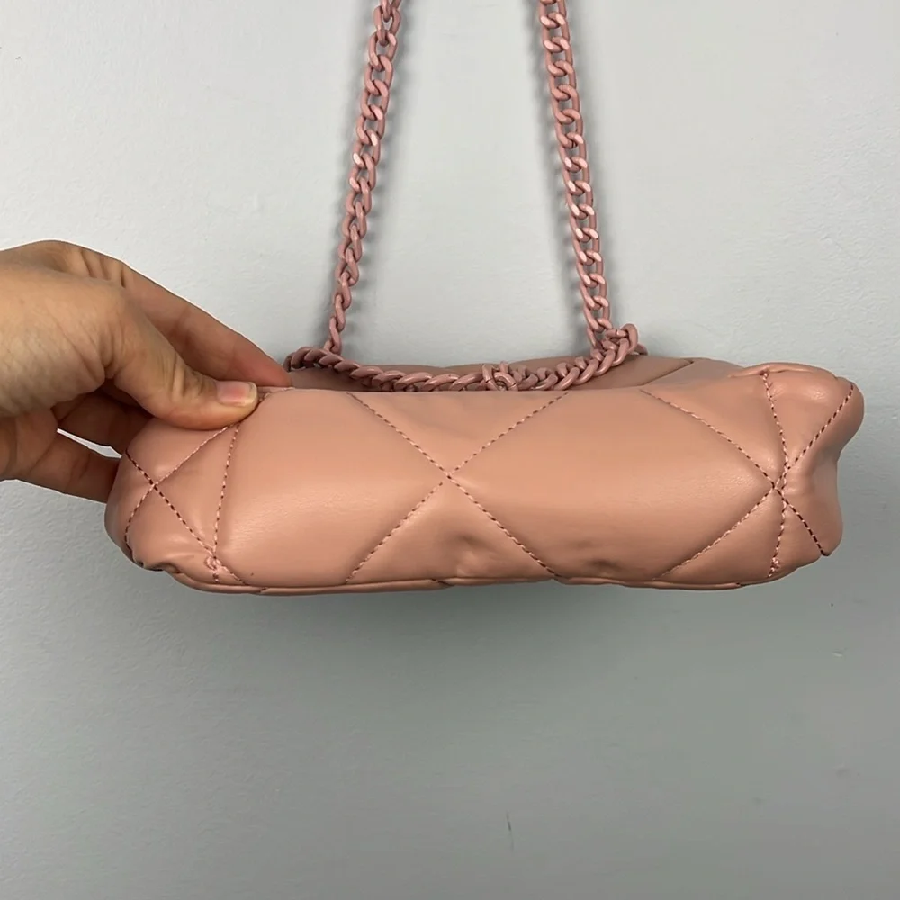 Badgley Mischka pink quilted chain, detail shoulder bag
